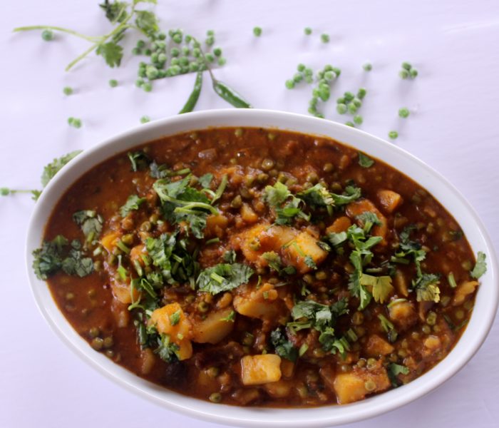 Shadiyon Wala Aloo Mutter Gravy (Rich Potato and Peas Gravy in Tomato Sauce)